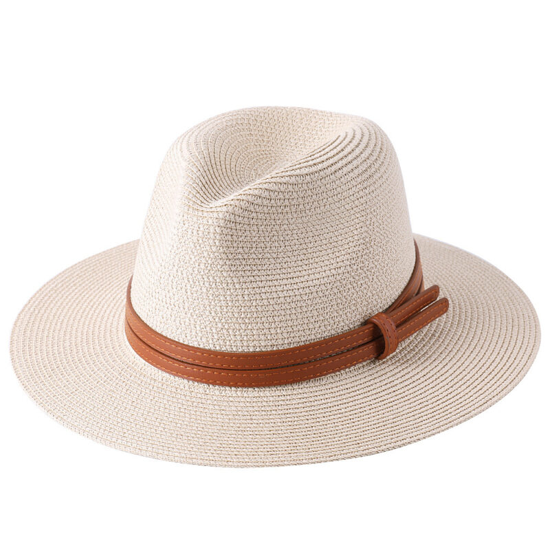 Chapeau panama beige en paille souple avec un ruban sangle marron qui entoure le chapeau, sur fond blanc