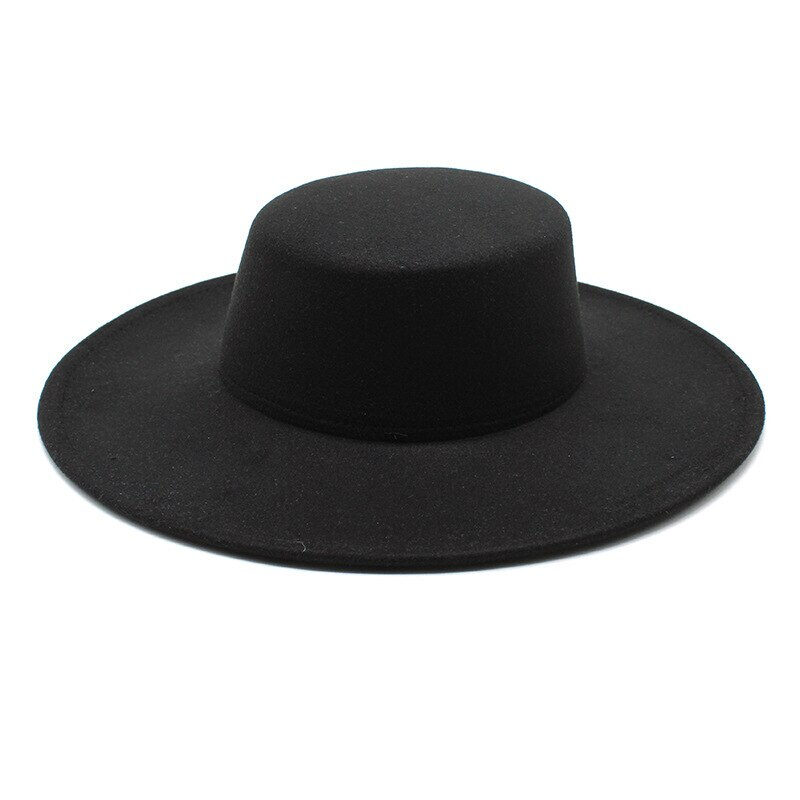 Chapeau noir classique à large bord noir uni, présenté sur fond blanc
