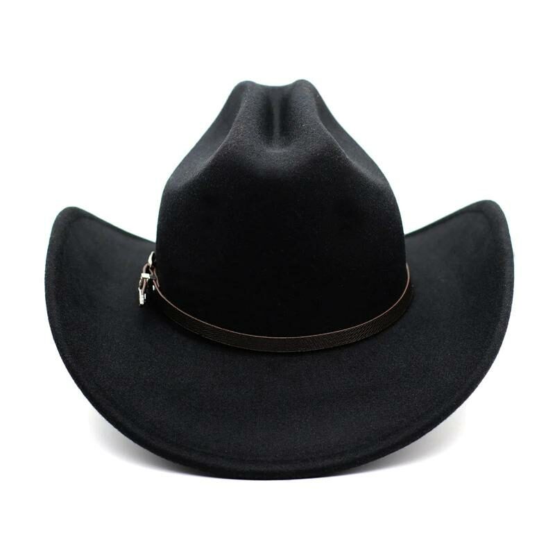 véritable chapeau de cowboy noir avec les bords remontés, avec une lanière de cuir, présenté sur fond blanc