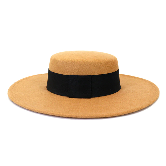 chapeau français beige avec un liséré noir et présenté sur fond blanc