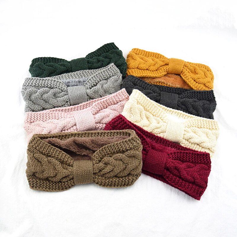 plusieurs bandeaux tricoté en laine de diverses couleurs sont posés à plat et les uns sur les autres sur fond blanc
