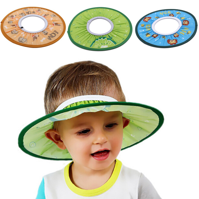enfant avec un chapeau de douche pour protéger son visage, et au dessus la présentation du même modèle en 3 couleur différentes : orange , vert et bleu