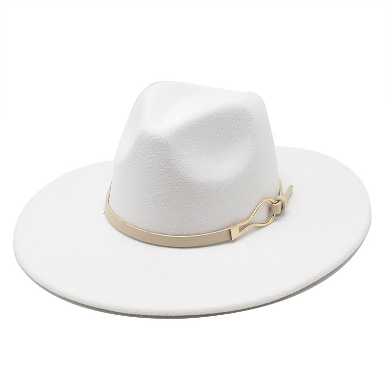 Chapeau blanc avec fine sangle originale sur fond blanc