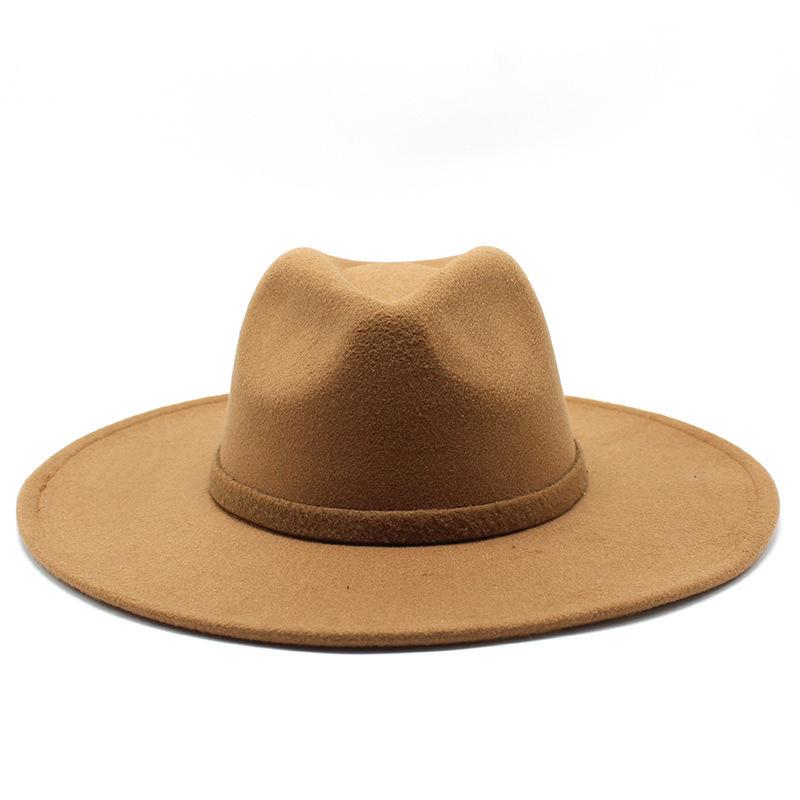 Chapeau marron classique en laine sur fond blanc