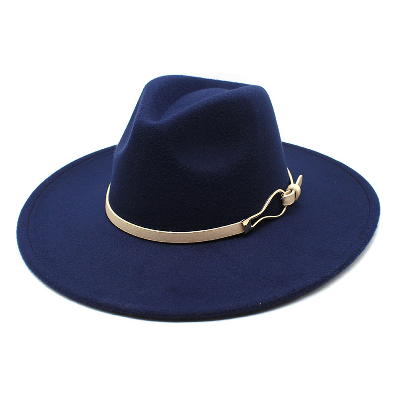 Chapeau bleu foncé avec une sangle fine et originale sur fond blanc
