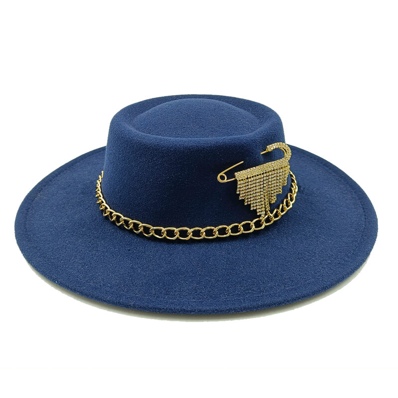 Chapeau en laine bleu avec chainette et épingle décoratives sur fond blanc
