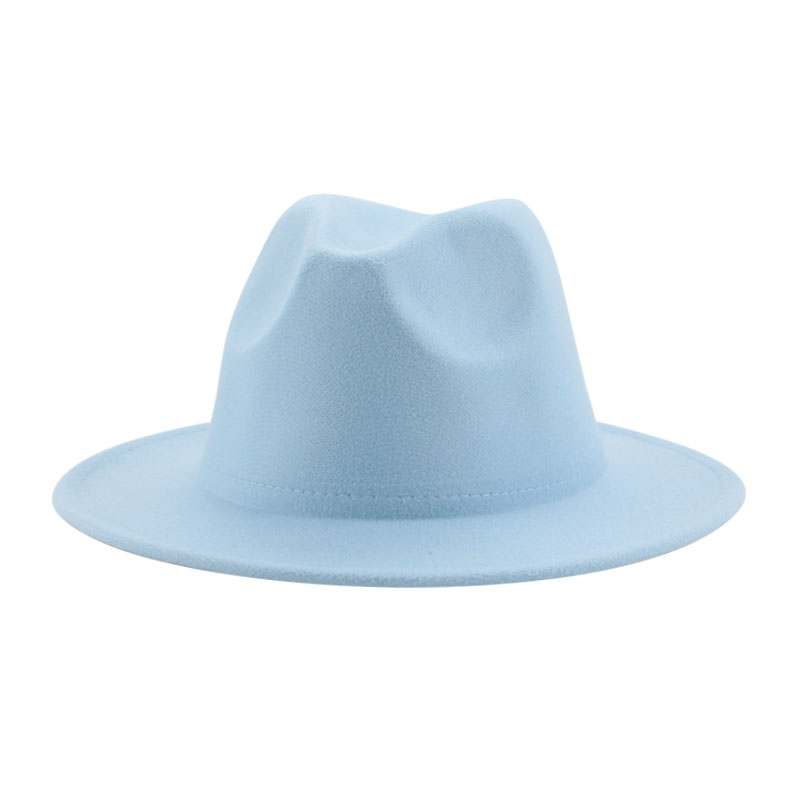 Chapeau bleu pastel simple et classique sur fond blanc