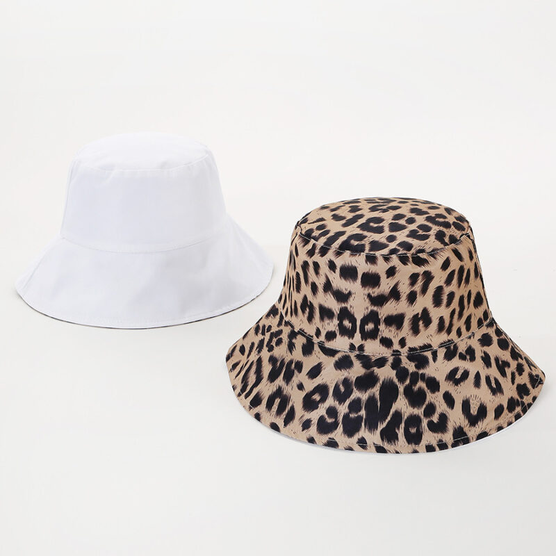 Chapeau bob blanc et chapeau bob léopard marron et noir sur fond blanc