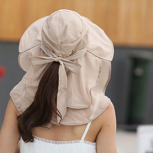 Un femme de dos portant un Chapeau de soleil protection visage et nuque