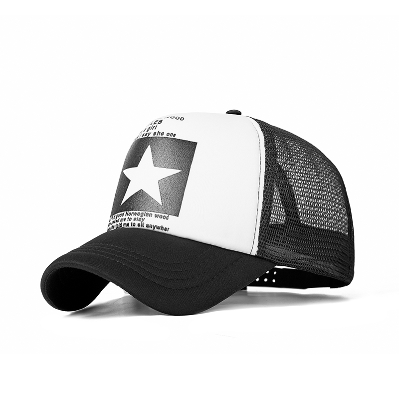 Casquette style baseball blanche et noire, avec un logo étoile blanc dans un carré noir sur l'avant et l'arrière ajourée noire. De trois-quart sur fond blanc