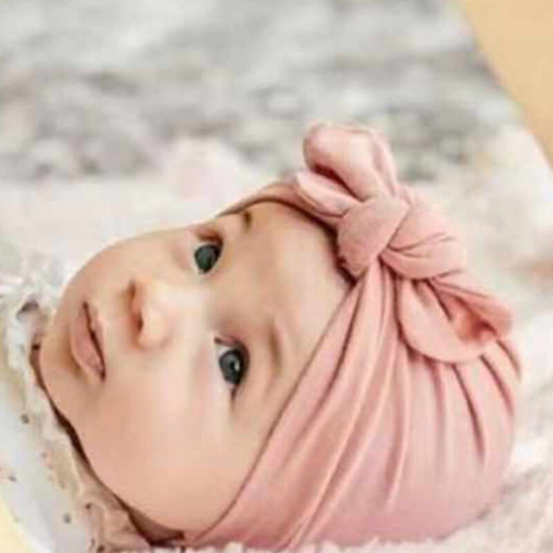 Bandeau bébé fille en coton avec nœud porté par un bébé