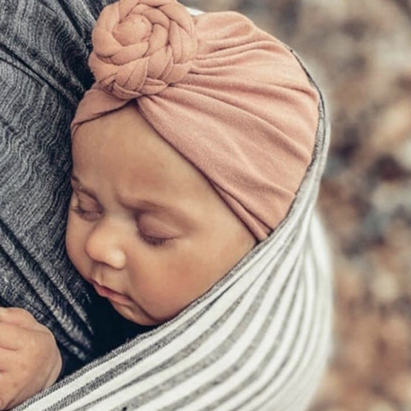 Bandeau bébé fille chapeau avec nœud tressé porté par un bébé