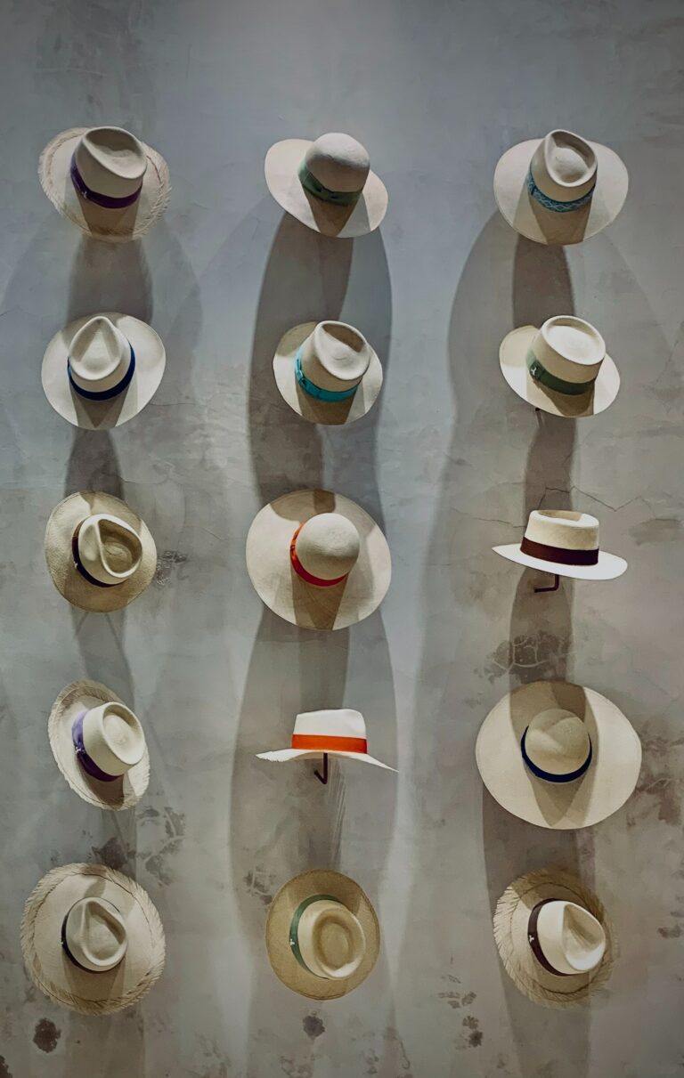 Les avantages des chapeaux de paille pour un style estival rafraîchissant