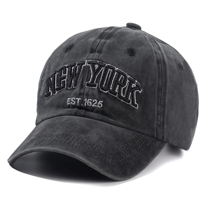 Casquette New York Noire en Coton avec Sangle Réglable sur fond blanc