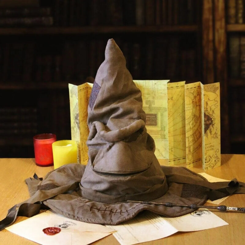 Chapeau Pointu Harry Potter pour Costume posé sur une table avec des lettres et des livres sur fond noir et marron