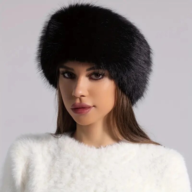 Chapeau russe à poil doux porté par une femme sur fond gris
