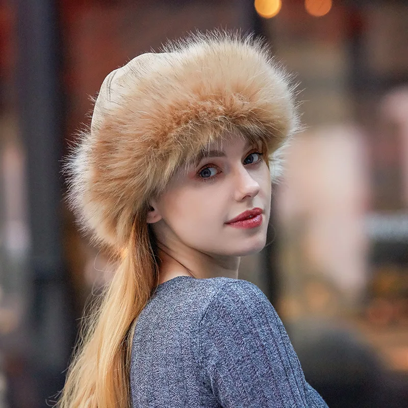 Chapeau russe coupe vent en coton porté par une femme