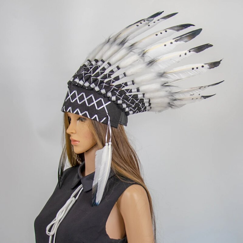 Coiffe indienne en plumes naturelles idéale pour déguisements sur un mannequin artificiel fond gris