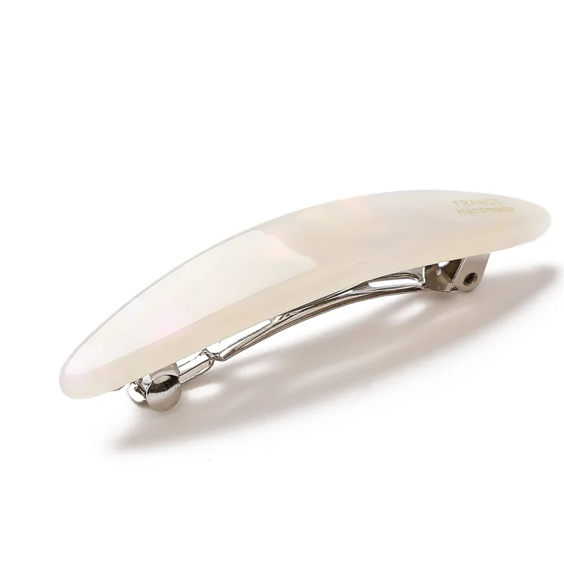 Barrette Cheveux Femme Ovale à pince clip, blanche brillante avec inscription sur le côté droit. Sur fond blanc.