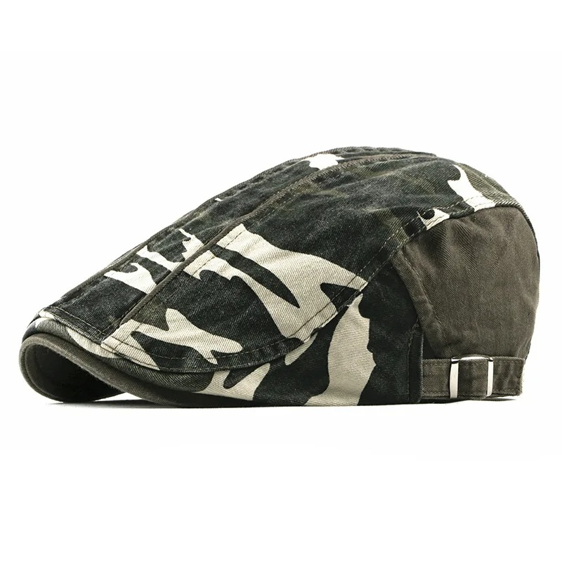 Beret Militaire Camouflage avec Ajustement Flexible vert incliné sur le côté et sur fond blanc