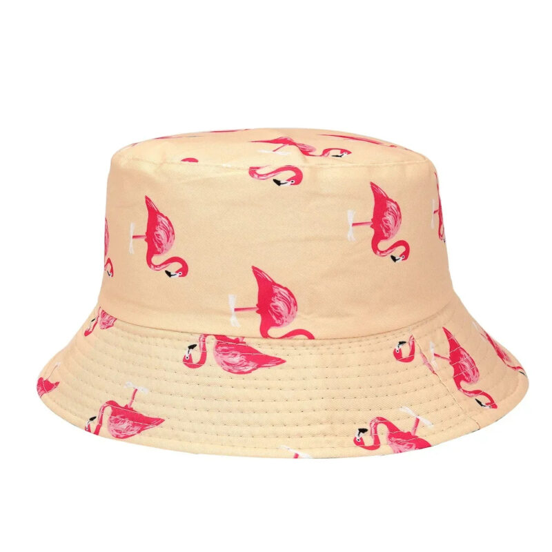 Bucket Hat jaune pâle floqué avec des Flamants Roses sur un fond blanc.