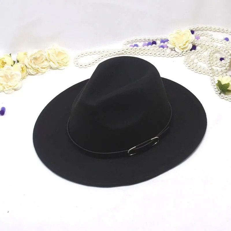 Chapeau Borsalino Tendance pour un Look Raffiné noir sur fond blanc avec fleur à côté