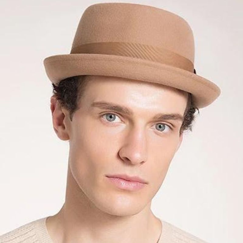 Chapeau Juif Beige Vintage pour Homme porté par un mannequin aux yeux clair. On ne voit que sa tête.