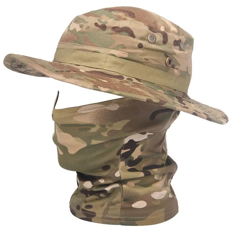 Chapeau Randonnée Respirant Style Militaire mis sur un mannequin et sur fond blanc