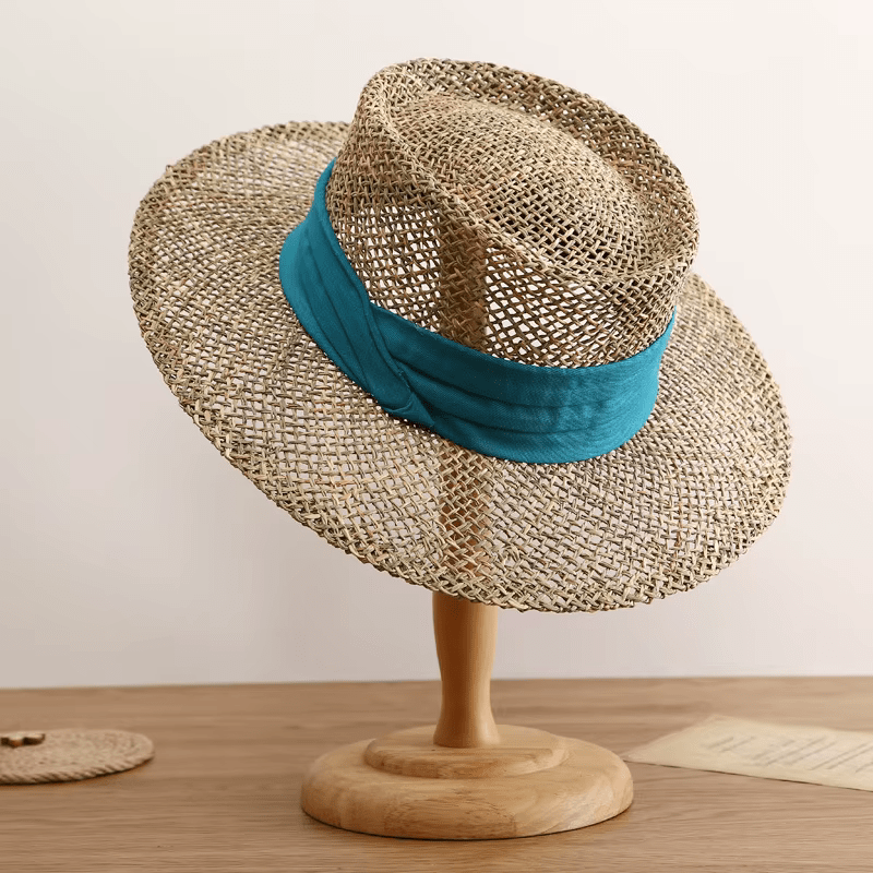 chapeau de paille femme pour la plage bleu sur support à chapeau de table