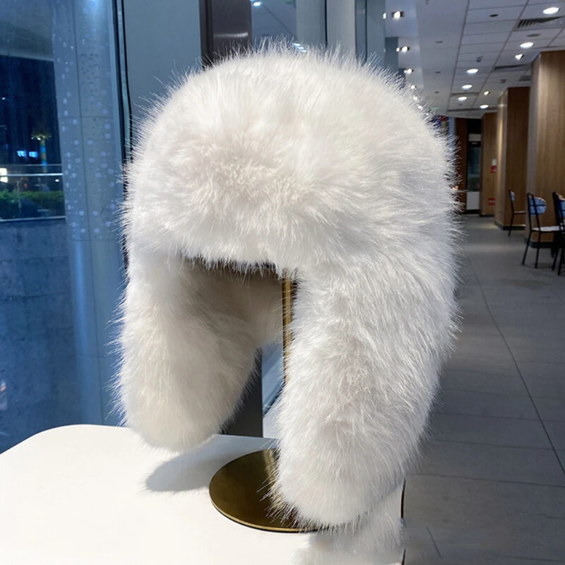 Chapka Femme en Fourrure sur un porte chapeau